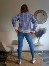 Charger l'image dans la galerie, LA CHEMISE A CARREAUX ET DENTELLE
