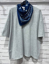 Charger l'image dans la galerie, LE T-SHIRT AVEC FOULARD

