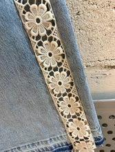 Charger l'image dans la galerie, LE JEANS DENTELLES FLOWERS
