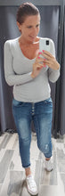 Charger l&#39;image dans la galerie, LE PULL BASIC COL V
