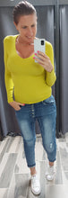 Charger l&#39;image dans la galerie, LE PULL BASIC COL V
