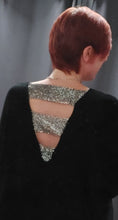 Charger l&#39;image dans la galerie, LE PULL OUVERT DOS AVEC STRASS

